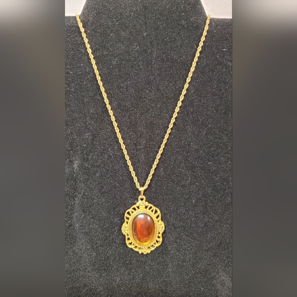 Amber pendant on goldtone chain - Picture 2 of 4